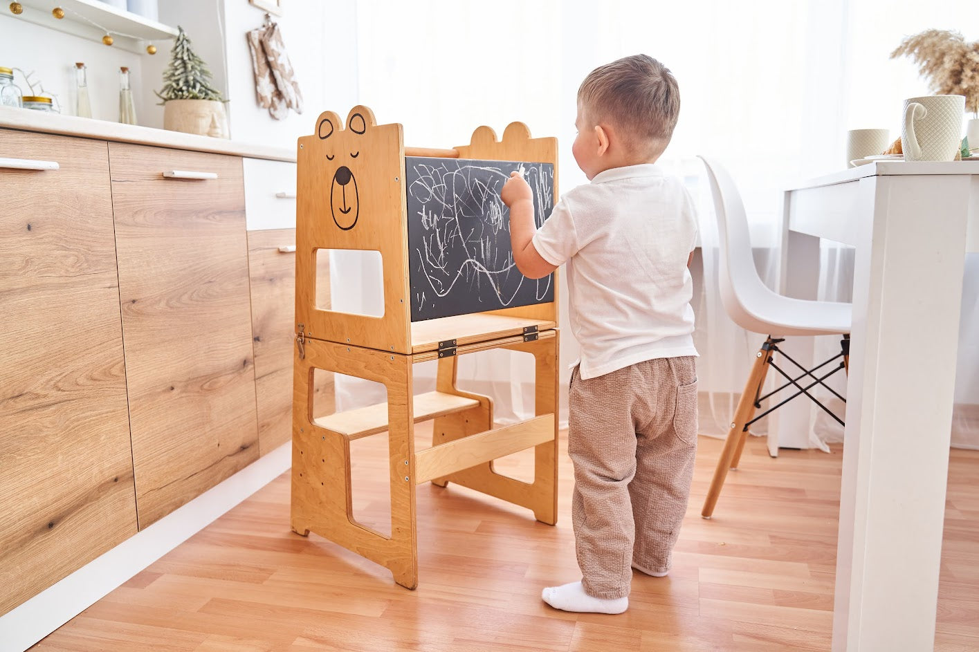 Der 3 in 1: Küchenturm, Tisch & Stuhl All-in-One (Bär)